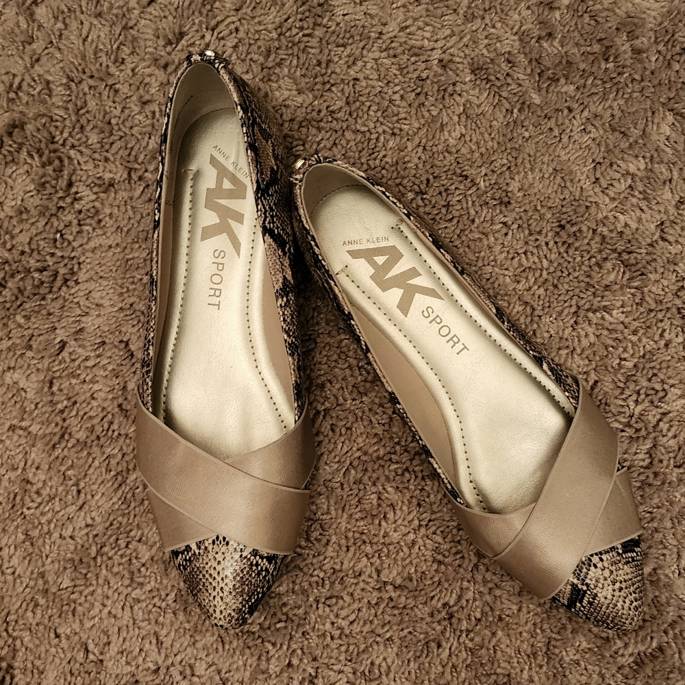 Sexy + comfy flats 😍 AK sport snakeskin pattern